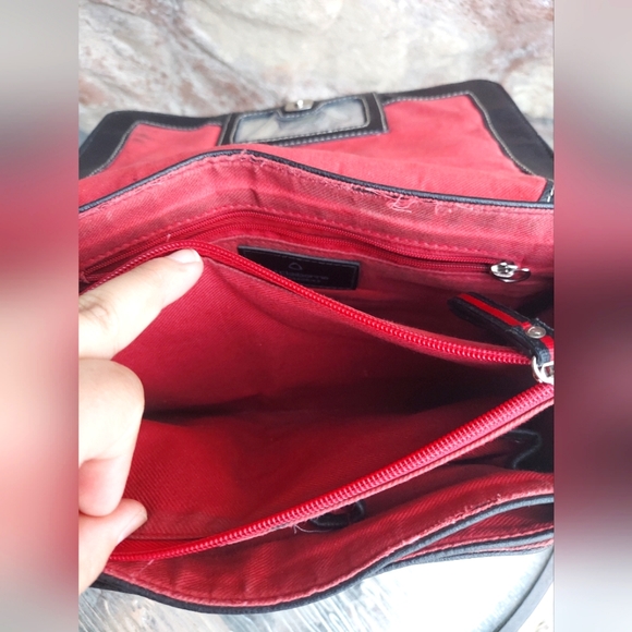 🚫SOLD🚫 Liz Claiborne Black Crossbody with TONS of Pockets! - Picture 4 of 10